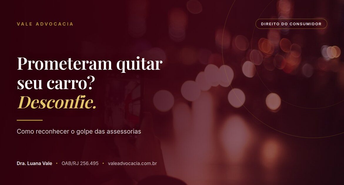 Celular na mão à noite, com luzes desfocadas ao fundo, e a frase 'Prometeram quitar seu carro? Desconfie.'